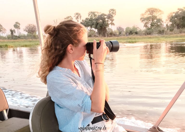Fotografierende Frau auf einem Boot im Okavango Delta