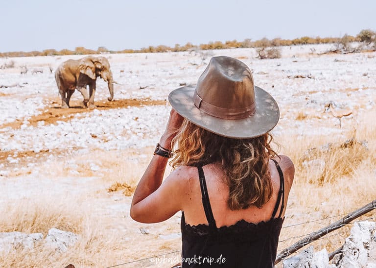 Frau mit Blick auf Elefant während einer Safari in Afrika