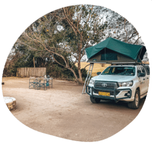 Dachzelt Geländewagen auf einem Campingplatz